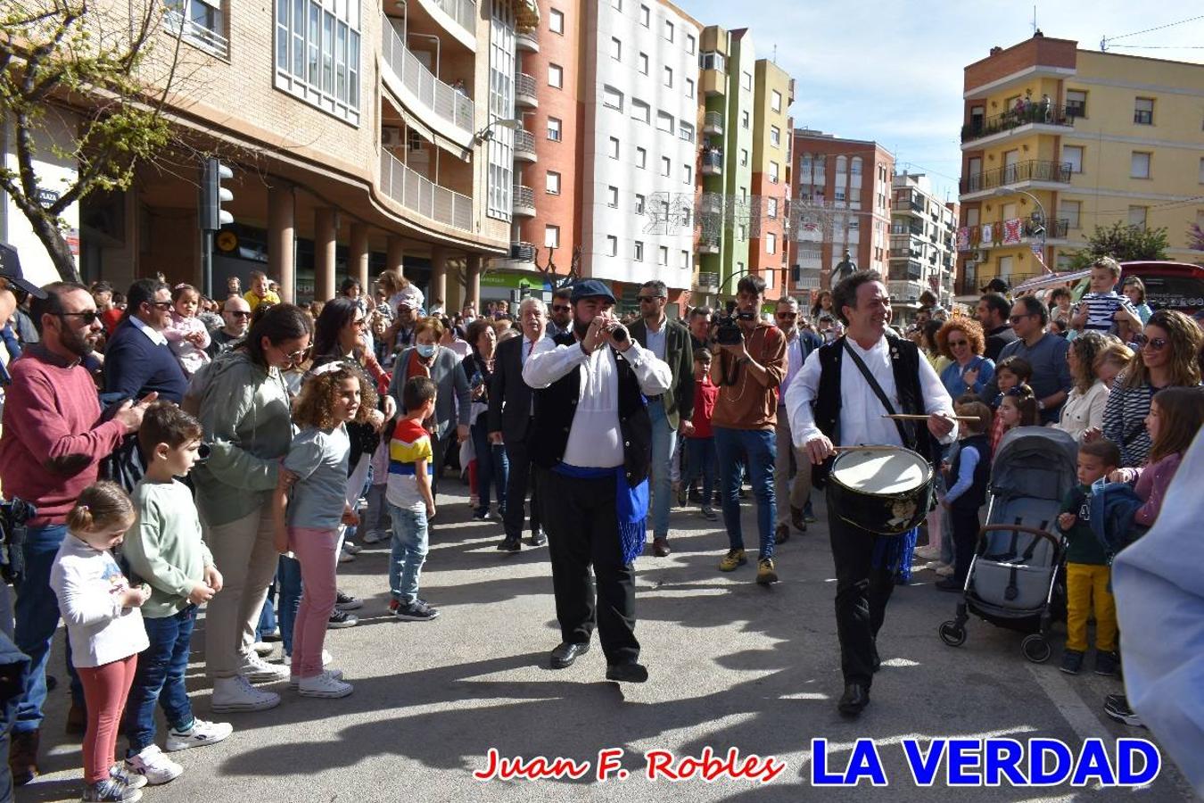 Fieles a la cita. El Tío de la Pita y su tamboril llegaron poco después de las cinco y media de la tarde a la plaza Paco Pim; lo hicieron en autobús, como siempre. Con ellos llegó el buen tiempo, el sol lucía con fuerza y tras entonar el primer «Serafina» se inició el pasacalles hacia la plaza del Arco. Miles de personas recibieron al popular dúo en una plaza que coreó al unísono el estribillo de las canciones que anuncian que las Fiestas de la Vera Cruz ya están a la vuelta de la esquina. 