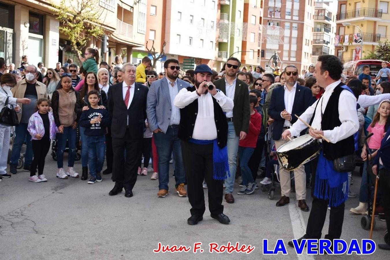 Fieles a la cita. El Tío de la Pita y su tamboril llegaron poco después de las cinco y media de la tarde a la plaza Paco Pim; lo hicieron en autobús, como siempre. Con ellos llegó el buen tiempo, el sol lucía con fuerza y tras entonar el primer «Serafina» se inició el pasacalles hacia la plaza del Arco. Miles de personas recibieron al popular dúo en una plaza que coreó al unísono el estribillo de las canciones que anuncian que las Fiestas de la Vera Cruz ya están a la vuelta de la esquina. 