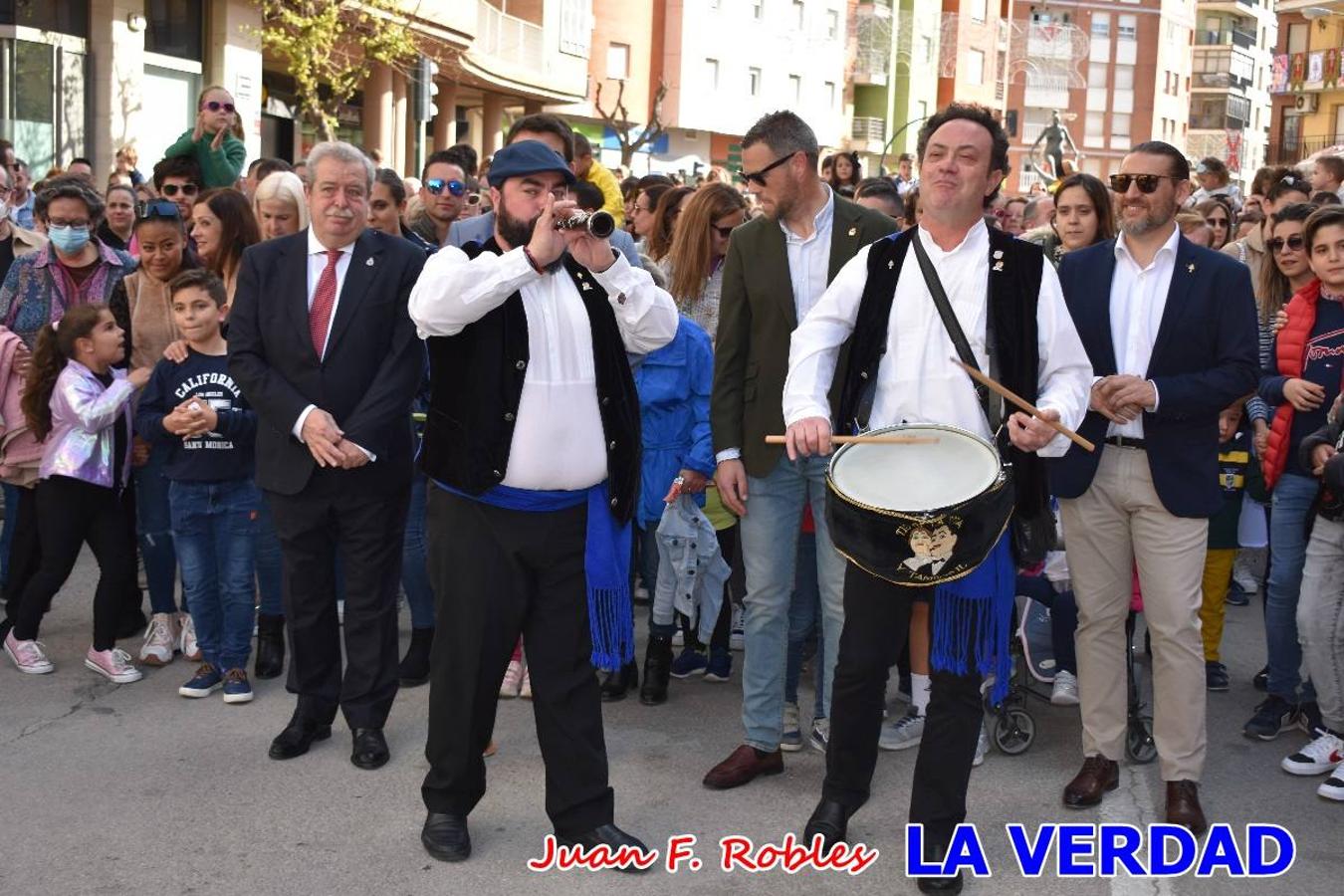 Fieles a la cita. El Tío de la Pita y su tamboril llegaron poco después de las cinco y media de la tarde a la plaza Paco Pim; lo hicieron en autobús, como siempre. Con ellos llegó el buen tiempo, el sol lucía con fuerza y tras entonar el primer «Serafina» se inició el pasacalles hacia la plaza del Arco. Miles de personas recibieron al popular dúo en una plaza que coreó al unísono el estribillo de las canciones que anuncian que las Fiestas de la Vera Cruz ya están a la vuelta de la esquina. 