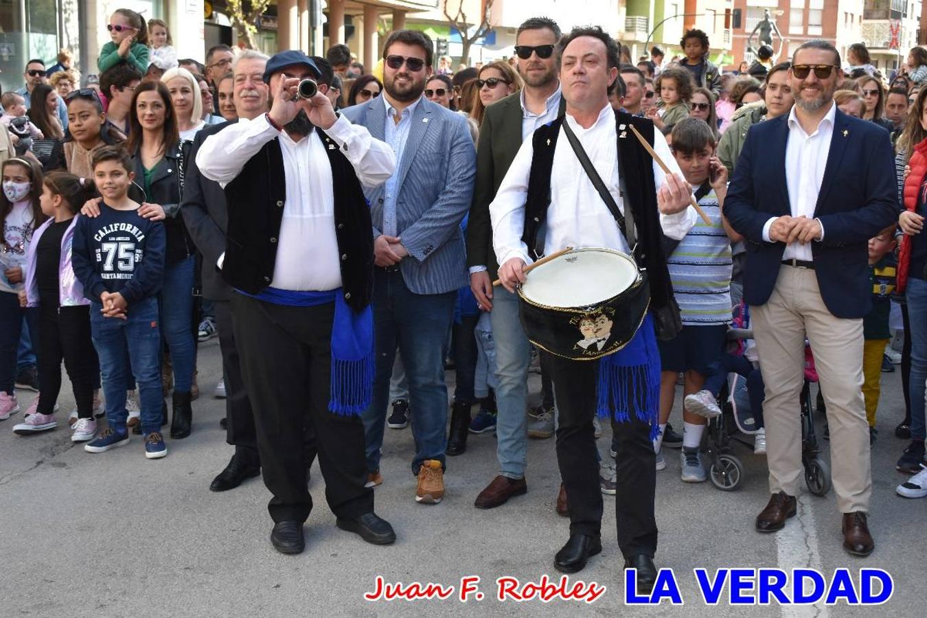 Fieles a la cita. El Tío de la Pita y su tamboril llegaron poco después de las cinco y media de la tarde a la plaza Paco Pim; lo hicieron en autobús, como siempre. Con ellos llegó el buen tiempo, el sol lucía con fuerza y tras entonar el primer «Serafina» se inició el pasacalles hacia la plaza del Arco. Miles de personas recibieron al popular dúo en una plaza que coreó al unísono el estribillo de las canciones que anuncian que las Fiestas de la Vera Cruz ya están a la vuelta de la esquina. 