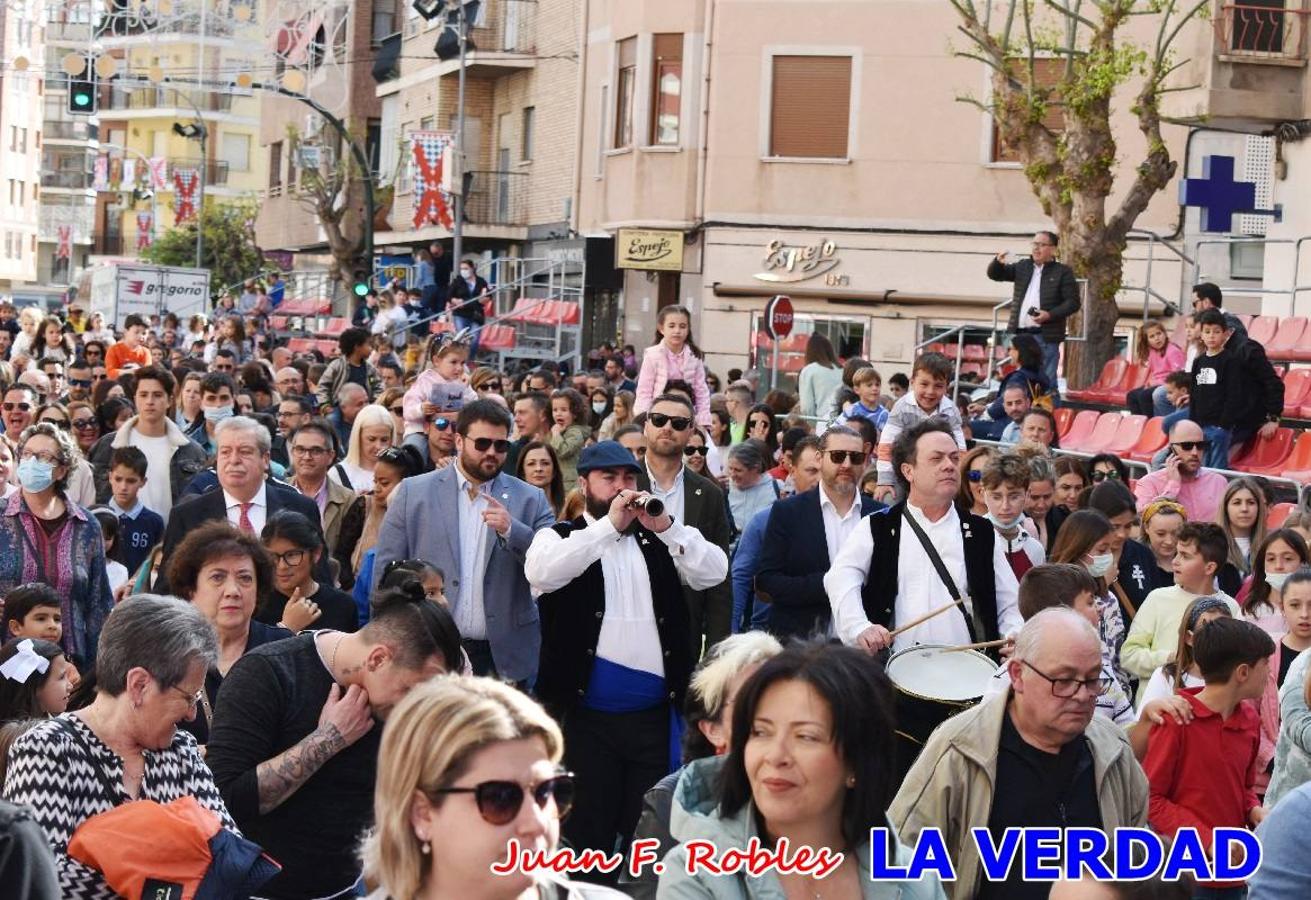 Fieles a la cita. El Tío de la Pita y su tamboril llegaron poco después de las cinco y media de la tarde a la plaza Paco Pim; lo hicieron en autobús, como siempre. Con ellos llegó el buen tiempo, el sol lucía con fuerza y tras entonar el primer «Serafina» se inició el pasacalles hacia la plaza del Arco. Miles de personas recibieron al popular dúo en una plaza que coreó al unísono el estribillo de las canciones que anuncian que las Fiestas de la Vera Cruz ya están a la vuelta de la esquina. 