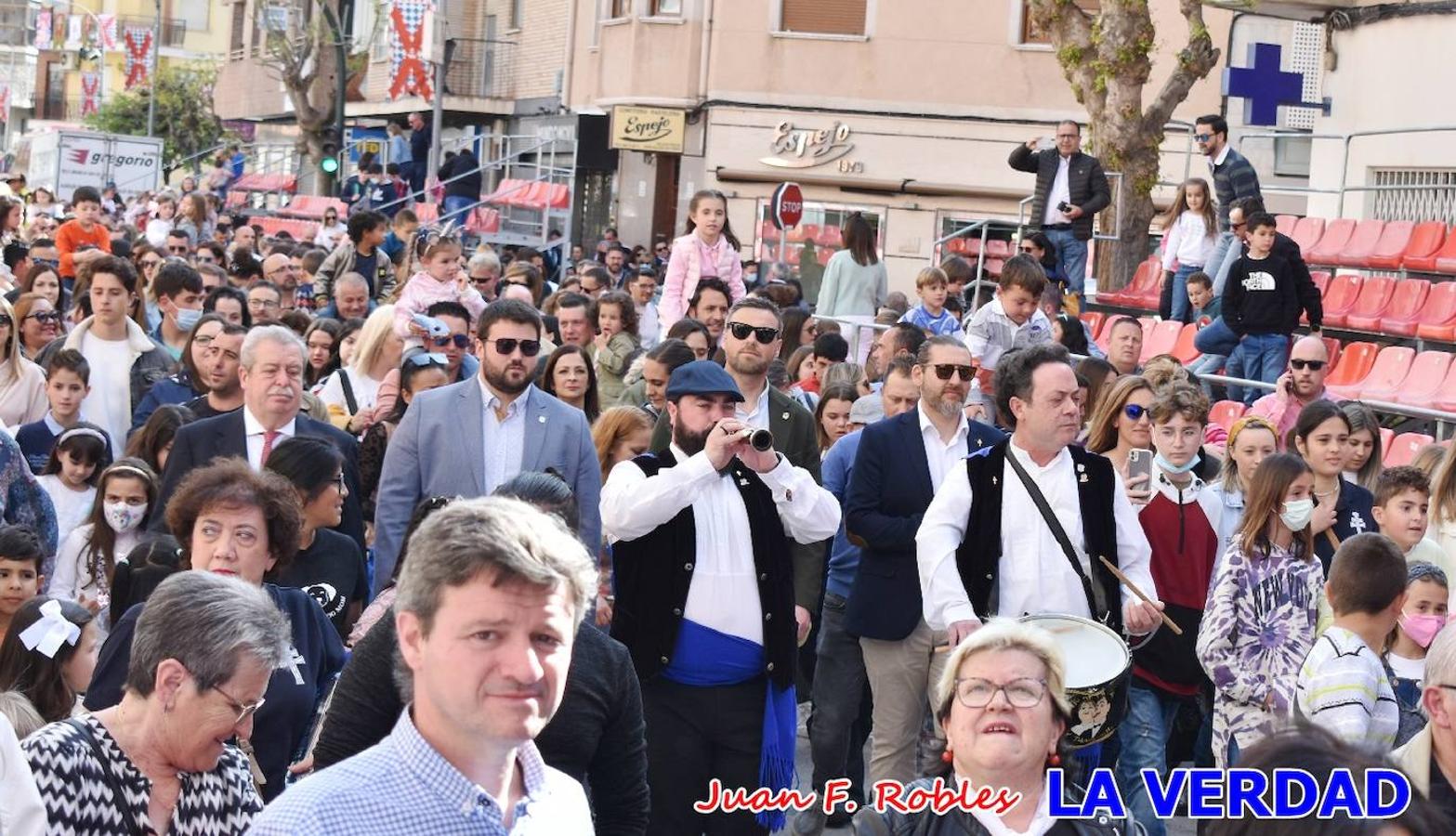 Fieles a la cita. El Tío de la Pita y su tamboril llegaron poco después de las cinco y media de la tarde a la plaza Paco Pim; lo hicieron en autobús, como siempre. Con ellos llegó el buen tiempo, el sol lucía con fuerza y tras entonar el primer «Serafina» se inició el pasacalles hacia la plaza del Arco. Miles de personas recibieron al popular dúo en una plaza que coreó al unísono el estribillo de las canciones que anuncian que las Fiestas de la Vera Cruz ya están a la vuelta de la esquina. 