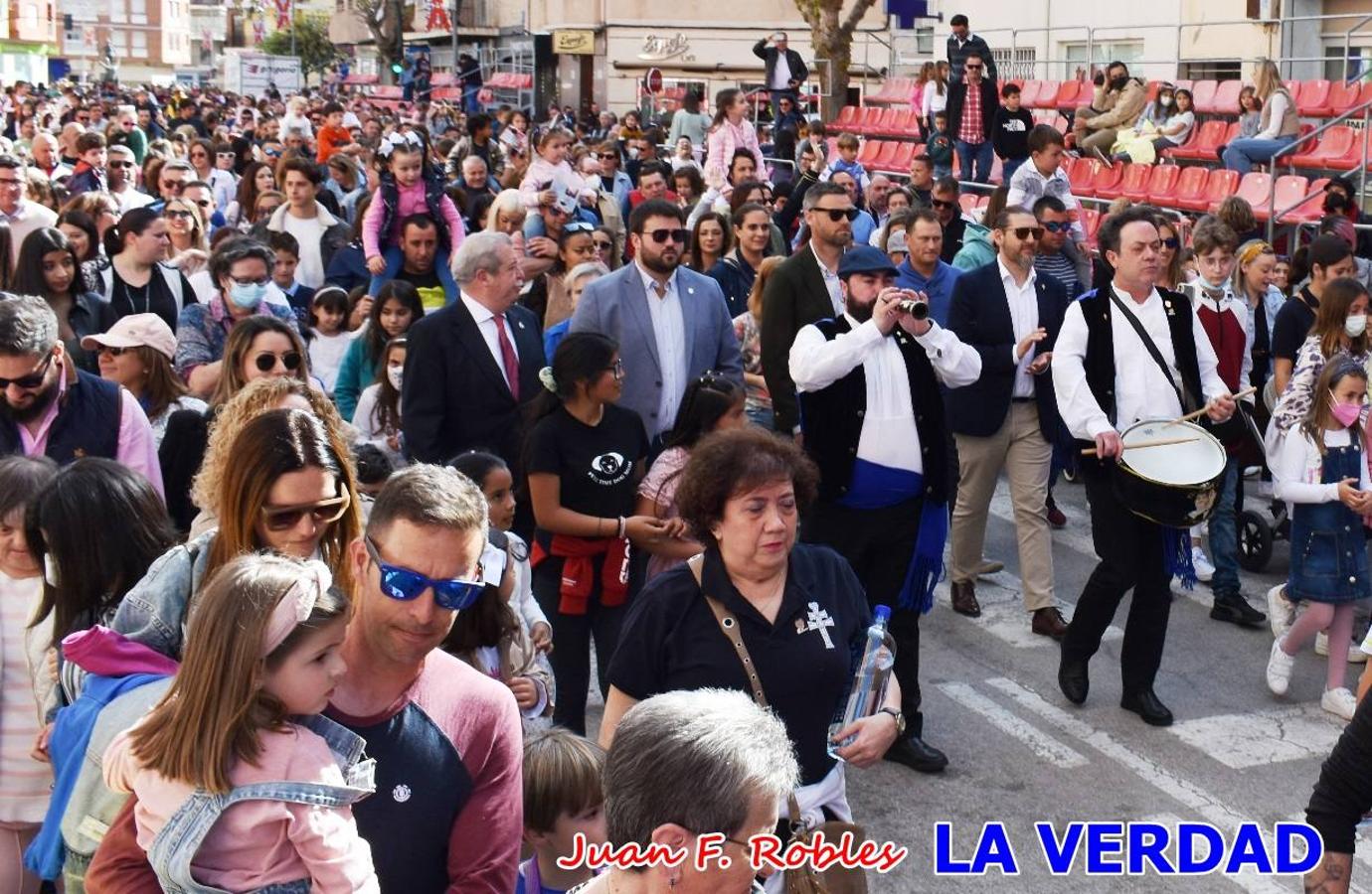 Fieles a la cita. El Tío de la Pita y su tamboril llegaron poco después de las cinco y media de la tarde a la plaza Paco Pim; lo hicieron en autobús, como siempre. Con ellos llegó el buen tiempo, el sol lucía con fuerza y tras entonar el primer «Serafina» se inició el pasacalles hacia la plaza del Arco. Miles de personas recibieron al popular dúo en una plaza que coreó al unísono el estribillo de las canciones que anuncian que las Fiestas de la Vera Cruz ya están a la vuelta de la esquina. 