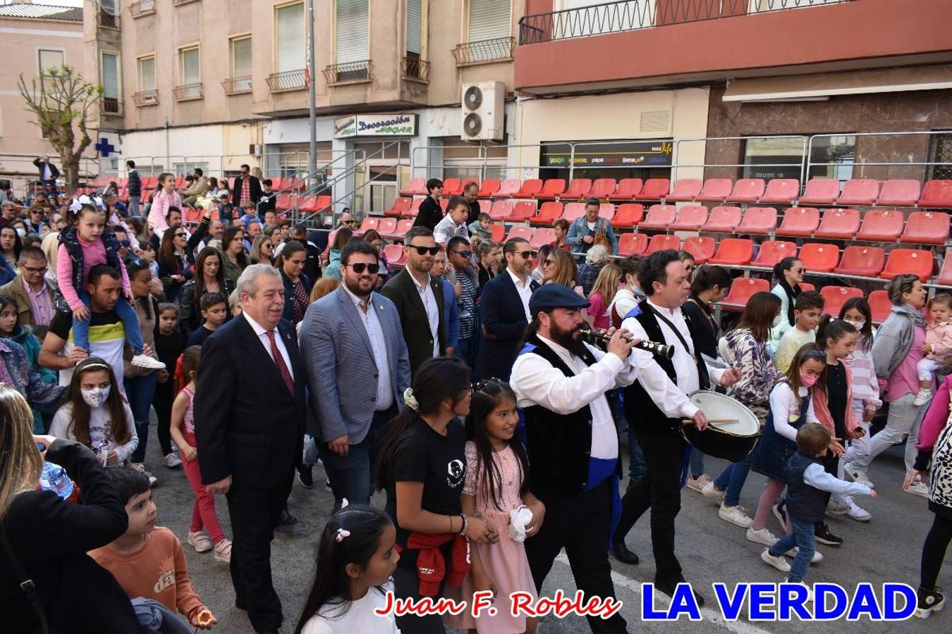 Fieles a la cita. El Tío de la Pita y su tamboril llegaron poco después de las cinco y media de la tarde a la plaza Paco Pim; lo hicieron en autobús, como siempre. Con ellos llegó el buen tiempo, el sol lucía con fuerza y tras entonar el primer «Serafina» se inició el pasacalles hacia la plaza del Arco. Miles de personas recibieron al popular dúo en una plaza que coreó al unísono el estribillo de las canciones que anuncian que las Fiestas de la Vera Cruz ya están a la vuelta de la esquina. 