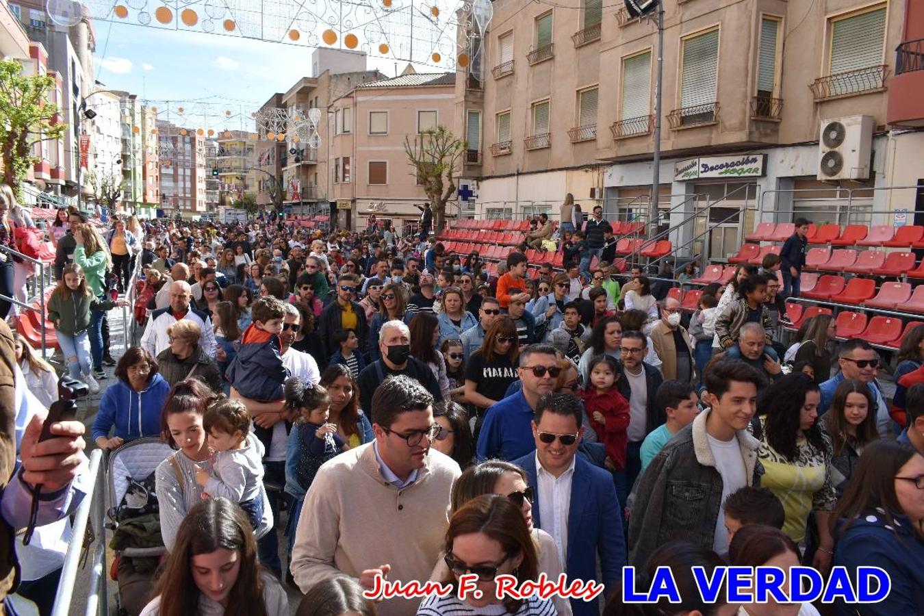 Fieles a la cita. El Tío de la Pita y su tamboril llegaron poco después de las cinco y media de la tarde a la plaza Paco Pim; lo hicieron en autobús, como siempre. Con ellos llegó el buen tiempo, el sol lucía con fuerza y tras entonar el primer «Serafina» se inició el pasacalles hacia la plaza del Arco. Miles de personas recibieron al popular dúo en una plaza que coreó al unísono el estribillo de las canciones que anuncian que las Fiestas de la Vera Cruz ya están a la vuelta de la esquina. 