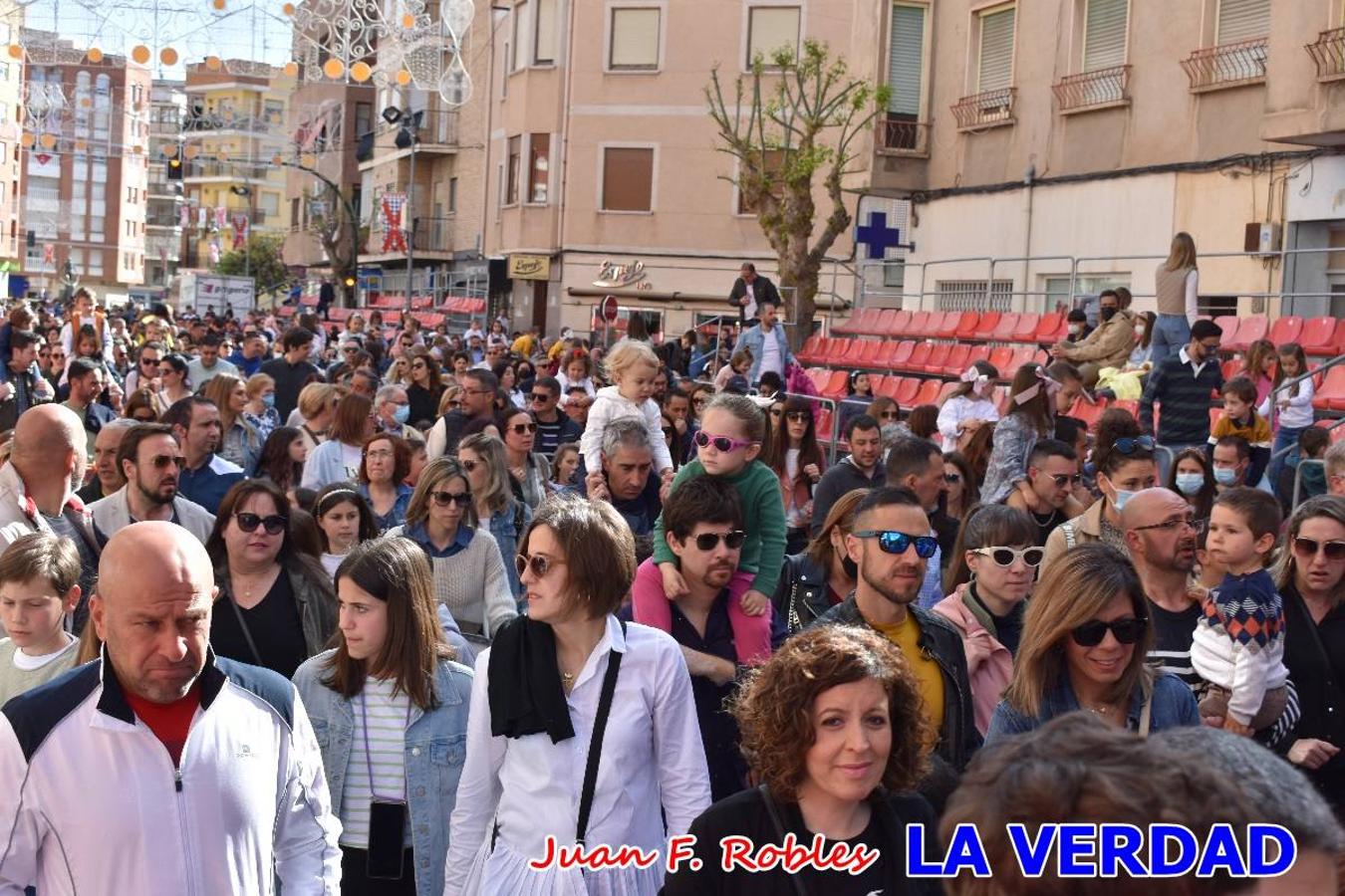 Fieles a la cita. El Tío de la Pita y su tamboril llegaron poco después de las cinco y media de la tarde a la plaza Paco Pim; lo hicieron en autobús, como siempre. Con ellos llegó el buen tiempo, el sol lucía con fuerza y tras entonar el primer «Serafina» se inició el pasacalles hacia la plaza del Arco. Miles de personas recibieron al popular dúo en una plaza que coreó al unísono el estribillo de las canciones que anuncian que las Fiestas de la Vera Cruz ya están a la vuelta de la esquina. 