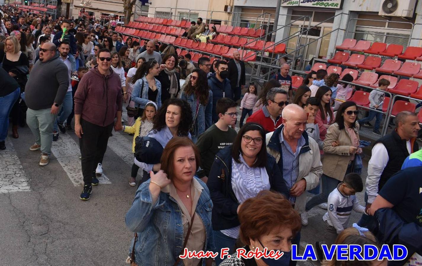 Fieles a la cita. El Tío de la Pita y su tamboril llegaron poco después de las cinco y media de la tarde a la plaza Paco Pim; lo hicieron en autobús, como siempre. Con ellos llegó el buen tiempo, el sol lucía con fuerza y tras entonar el primer «Serafina» se inició el pasacalles hacia la plaza del Arco. Miles de personas recibieron al popular dúo en una plaza que coreó al unísono el estribillo de las canciones que anuncian que las Fiestas de la Vera Cruz ya están a la vuelta de la esquina. 