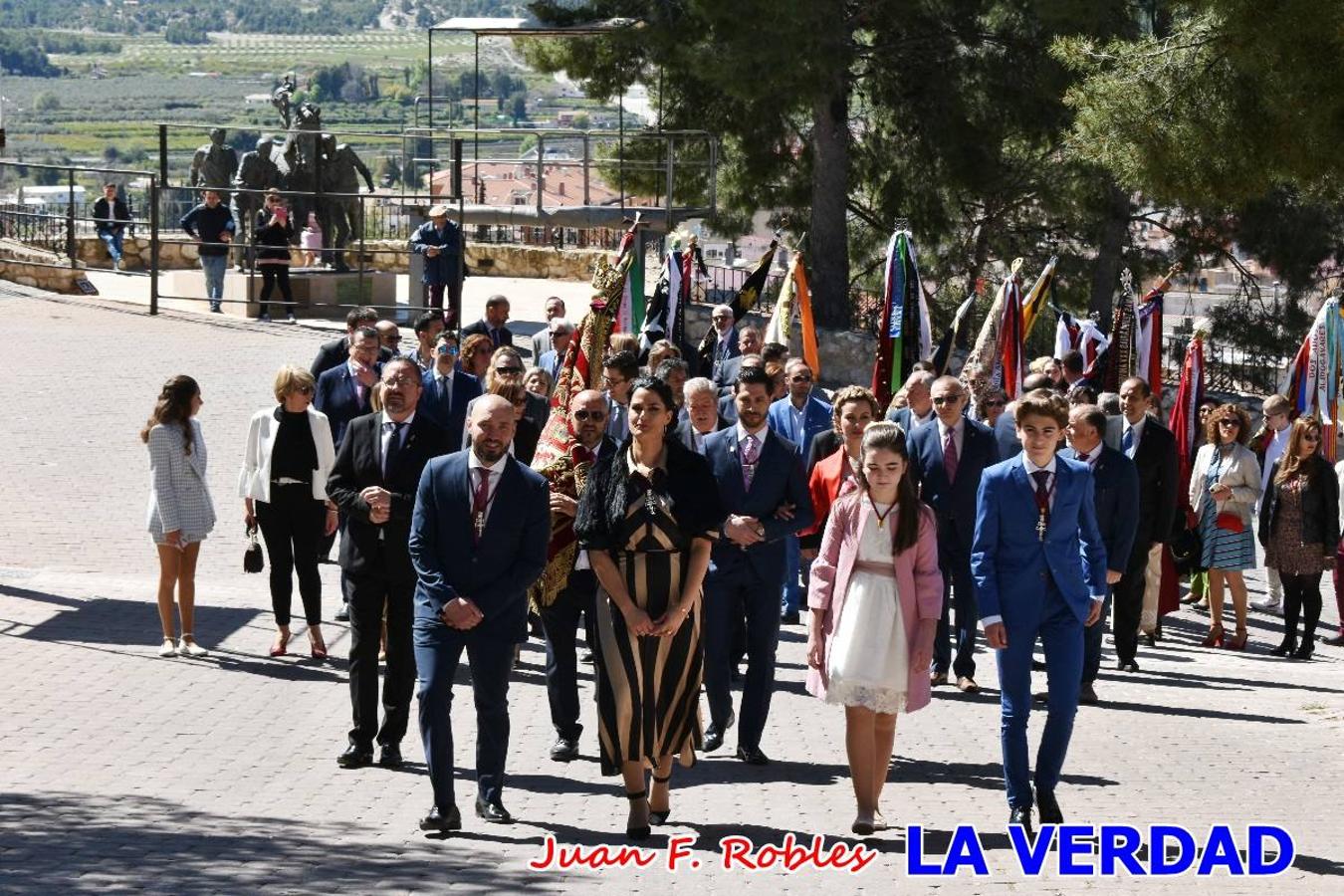 Los nuevos Reyes Cristianos, Roberto Mateo y Patricia Fernández, han sido coronados esta mañana en una celebración que ha tenido lugar en la basílica de la Vera Cruz durante la tradicional Misa de Bendición de Banderas del Bando Cristiano. Quienes encarnarán en las próximas fiestas las egregias figuras de Fernando III El Santo y Doña Beatriz de Suavia recibieron sus coronas en un acto en el que también participaron sus antecesores: Rubén Alonso Bermúdez y Carolain Morales; bajo la atenta mirada de los Infantes de Castilla, los hermanos Sergio y Marta Marín, que también estrenan cargo este año.