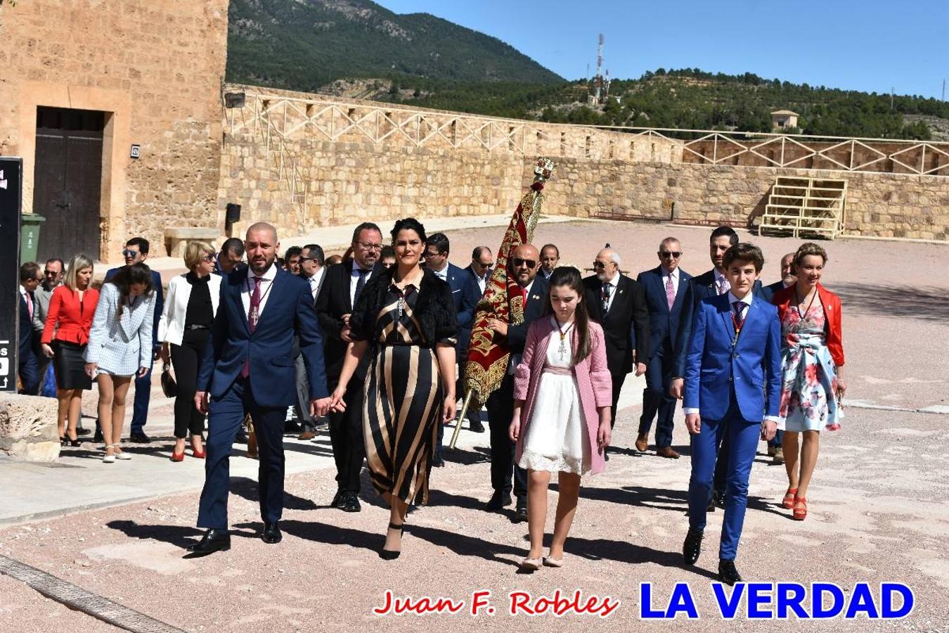 Los nuevos Reyes Cristianos, Roberto Mateo y Patricia Fernández, han sido coronados esta mañana en una celebración que ha tenido lugar en la basílica de la Vera Cruz durante la tradicional Misa de Bendición de Banderas del Bando Cristiano. Quienes encarnarán en las próximas fiestas las egregias figuras de Fernando III El Santo y Doña Beatriz de Suavia recibieron sus coronas en un acto en el que también participaron sus antecesores: Rubén Alonso Bermúdez y Carolain Morales; bajo la atenta mirada de los Infantes de Castilla, los hermanos Sergio y Marta Marín, que también estrenan cargo este año.