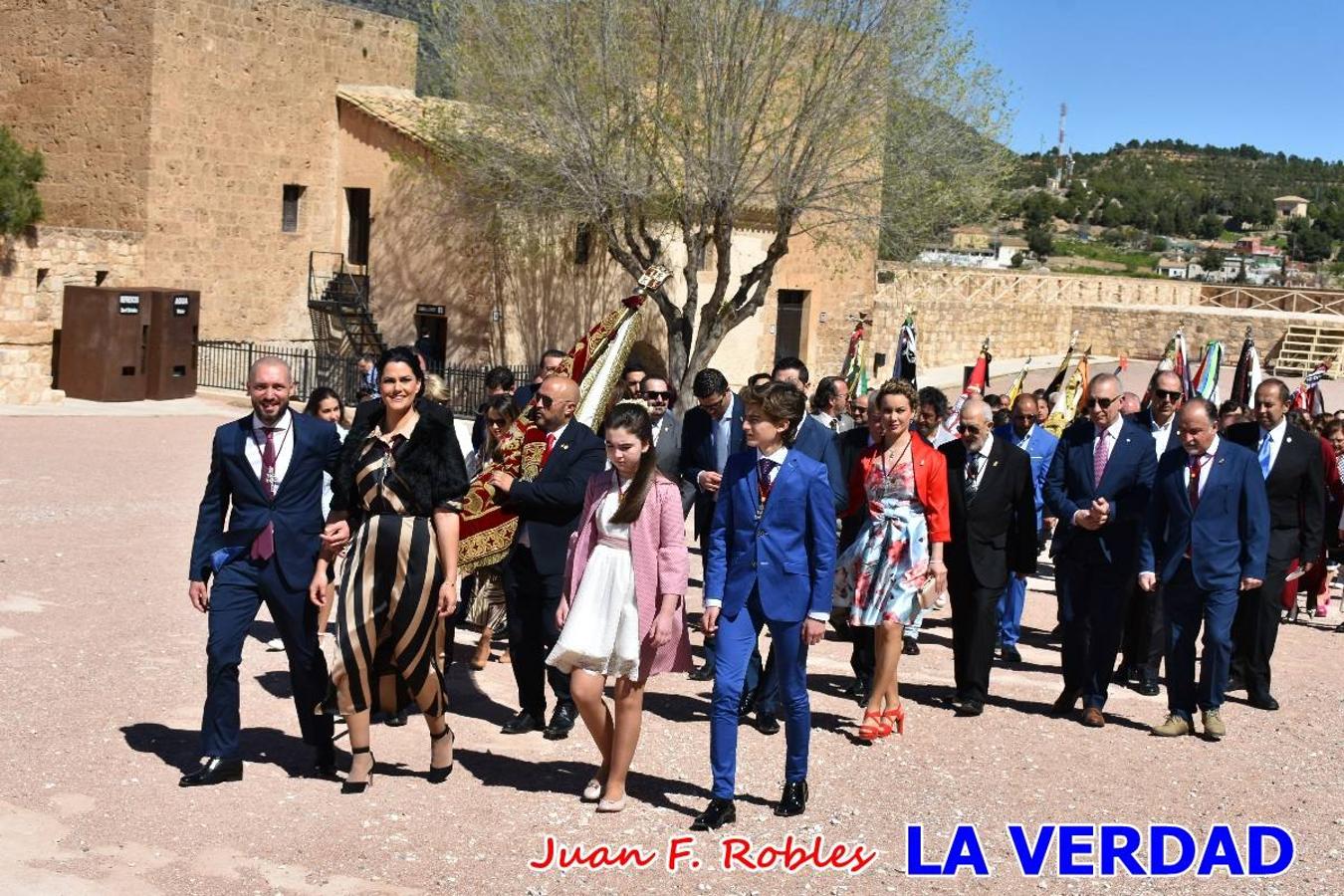 Los nuevos Reyes Cristianos, Roberto Mateo y Patricia Fernández, han sido coronados esta mañana en una celebración que ha tenido lugar en la basílica de la Vera Cruz durante la tradicional Misa de Bendición de Banderas del Bando Cristiano. Quienes encarnarán en las próximas fiestas las egregias figuras de Fernando III El Santo y Doña Beatriz de Suavia recibieron sus coronas en un acto en el que también participaron sus antecesores: Rubén Alonso Bermúdez y Carolain Morales; bajo la atenta mirada de los Infantes de Castilla, los hermanos Sergio y Marta Marín, que también estrenan cargo este año.