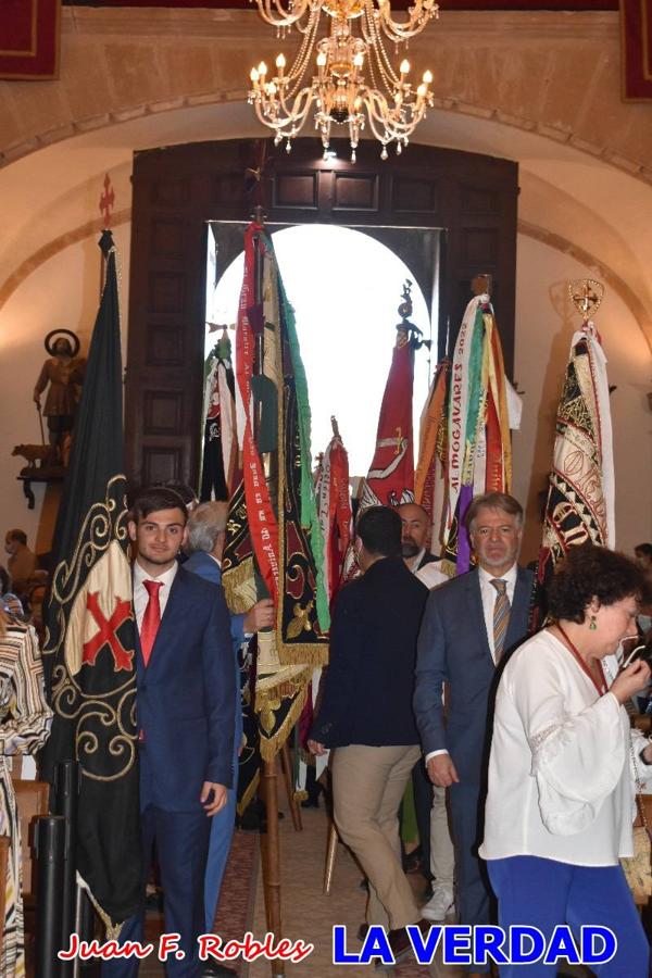 Los nuevos Reyes Cristianos, Roberto Mateo y Patricia Fernández, han sido coronados esta mañana en una celebración que ha tenido lugar en la basílica de la Vera Cruz durante la tradicional Misa de Bendición de Banderas del Bando Cristiano. Quienes encarnarán en las próximas fiestas las egregias figuras de Fernando III El Santo y Doña Beatriz de Suavia recibieron sus coronas en un acto en el que también participaron sus antecesores: Rubén Alonso Bermúdez y Carolain Morales; bajo la atenta mirada de los Infantes de Castilla, los hermanos Sergio y Marta Marín, que también estrenan cargo este año.