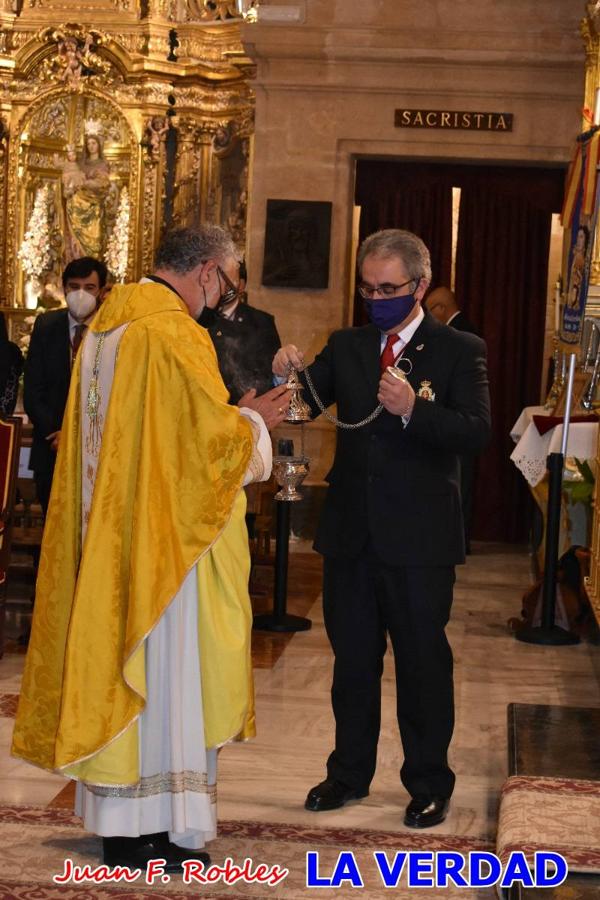 Los nuevos Reyes Cristianos, Roberto Mateo y Patricia Fernández, han sido coronados esta mañana en una celebración que ha tenido lugar en la basílica de la Vera Cruz durante la tradicional Misa de Bendición de Banderas del Bando Cristiano. Quienes encarnarán en las próximas fiestas las egregias figuras de Fernando III El Santo y Doña Beatriz de Suavia recibieron sus coronas en un acto en el que también participaron sus antecesores: Rubén Alonso Bermúdez y Carolain Morales; bajo la atenta mirada de los Infantes de Castilla, los hermanos Sergio y Marta Marín, que también estrenan cargo este año.