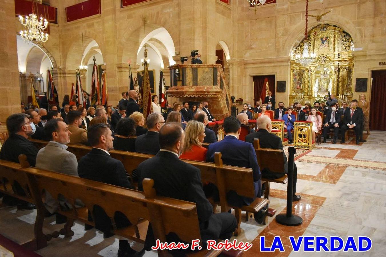 Los nuevos Reyes Cristianos, Roberto Mateo y Patricia Fernández, han sido coronados esta mañana en una celebración que ha tenido lugar en la basílica de la Vera Cruz durante la tradicional Misa de Bendición de Banderas del Bando Cristiano. Quienes encarnarán en las próximas fiestas las egregias figuras de Fernando III El Santo y Doña Beatriz de Suavia recibieron sus coronas en un acto en el que también participaron sus antecesores: Rubén Alonso Bermúdez y Carolain Morales; bajo la atenta mirada de los Infantes de Castilla, los hermanos Sergio y Marta Marín, que también estrenan cargo este año.