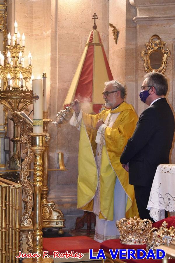 Los nuevos Reyes Cristianos, Roberto Mateo y Patricia Fernández, han sido coronados esta mañana en una celebración que ha tenido lugar en la basílica de la Vera Cruz durante la tradicional Misa de Bendición de Banderas del Bando Cristiano. Quienes encarnarán en las próximas fiestas las egregias figuras de Fernando III El Santo y Doña Beatriz de Suavia recibieron sus coronas en un acto en el que también participaron sus antecesores: Rubén Alonso Bermúdez y Carolain Morales; bajo la atenta mirada de los Infantes de Castilla, los hermanos Sergio y Marta Marín, que también estrenan cargo este año.