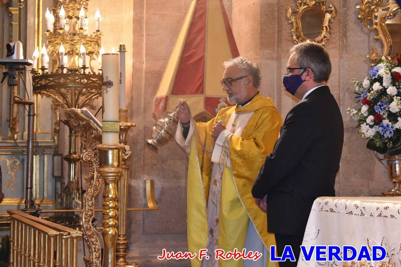 Los nuevos Reyes Cristianos, Roberto Mateo y Patricia Fernández, han sido coronados esta mañana en una celebración que ha tenido lugar en la basílica de la Vera Cruz durante la tradicional Misa de Bendición de Banderas del Bando Cristiano. Quienes encarnarán en las próximas fiestas las egregias figuras de Fernando III El Santo y Doña Beatriz de Suavia recibieron sus coronas en un acto en el que también participaron sus antecesores: Rubén Alonso Bermúdez y Carolain Morales; bajo la atenta mirada de los Infantes de Castilla, los hermanos Sergio y Marta Marín, que también estrenan cargo este año.