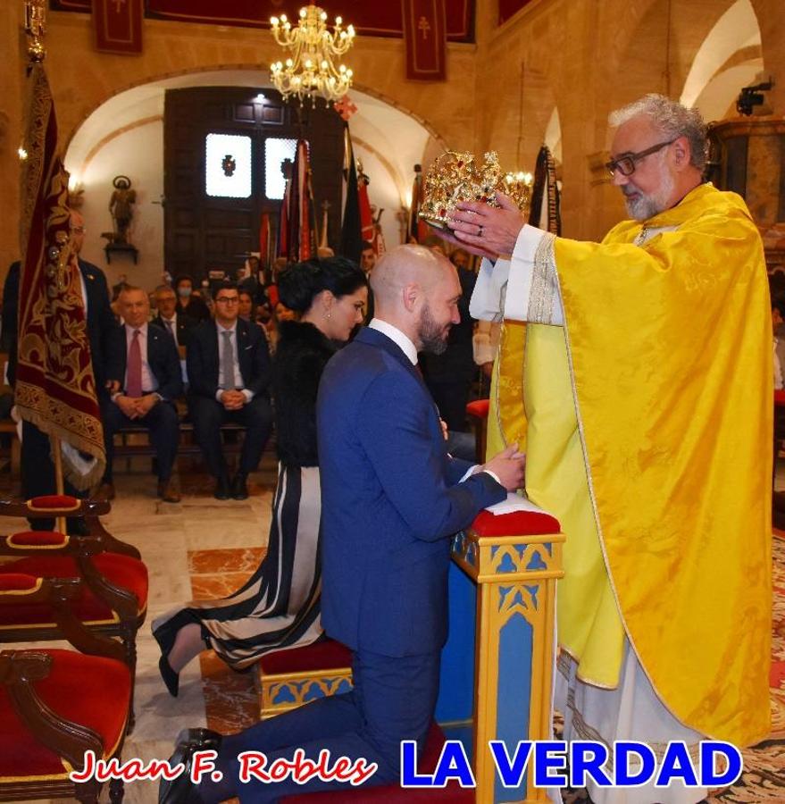 Los nuevos Reyes Cristianos, Roberto Mateo y Patricia Fernández, han sido coronados esta mañana en una celebración que ha tenido lugar en la basílica de la Vera Cruz durante la tradicional Misa de Bendición de Banderas del Bando Cristiano. Quienes encarnarán en las próximas fiestas las egregias figuras de Fernando III El Santo y Doña Beatriz de Suavia recibieron sus coronas en un acto en el que también participaron sus antecesores: Rubén Alonso Bermúdez y Carolain Morales; bajo la atenta mirada de los Infantes de Castilla, los hermanos Sergio y Marta Marín, que también estrenan cargo este año.