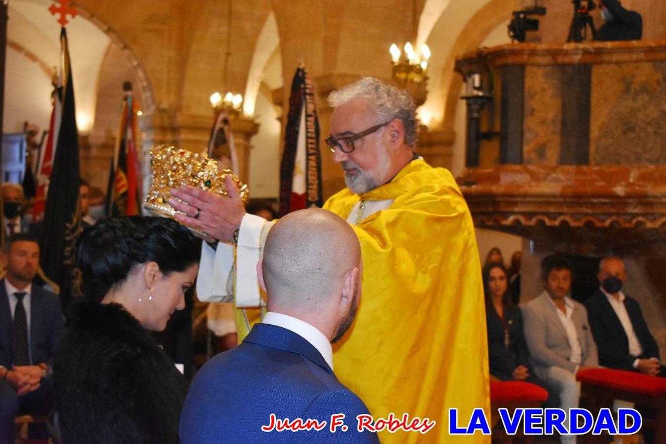 Los nuevos Reyes Cristianos, Roberto Mateo y Patricia Fernández, han sido coronados esta mañana en una celebración que ha tenido lugar en la basílica de la Vera Cruz durante la tradicional Misa de Bendición de Banderas del Bando Cristiano. Quienes encarnarán en las próximas fiestas las egregias figuras de Fernando III El Santo y Doña Beatriz de Suavia recibieron sus coronas en un acto en el que también participaron sus antecesores: Rubén Alonso Bermúdez y Carolain Morales; bajo la atenta mirada de los Infantes de Castilla, los hermanos Sergio y Marta Marín, que también estrenan cargo este año.