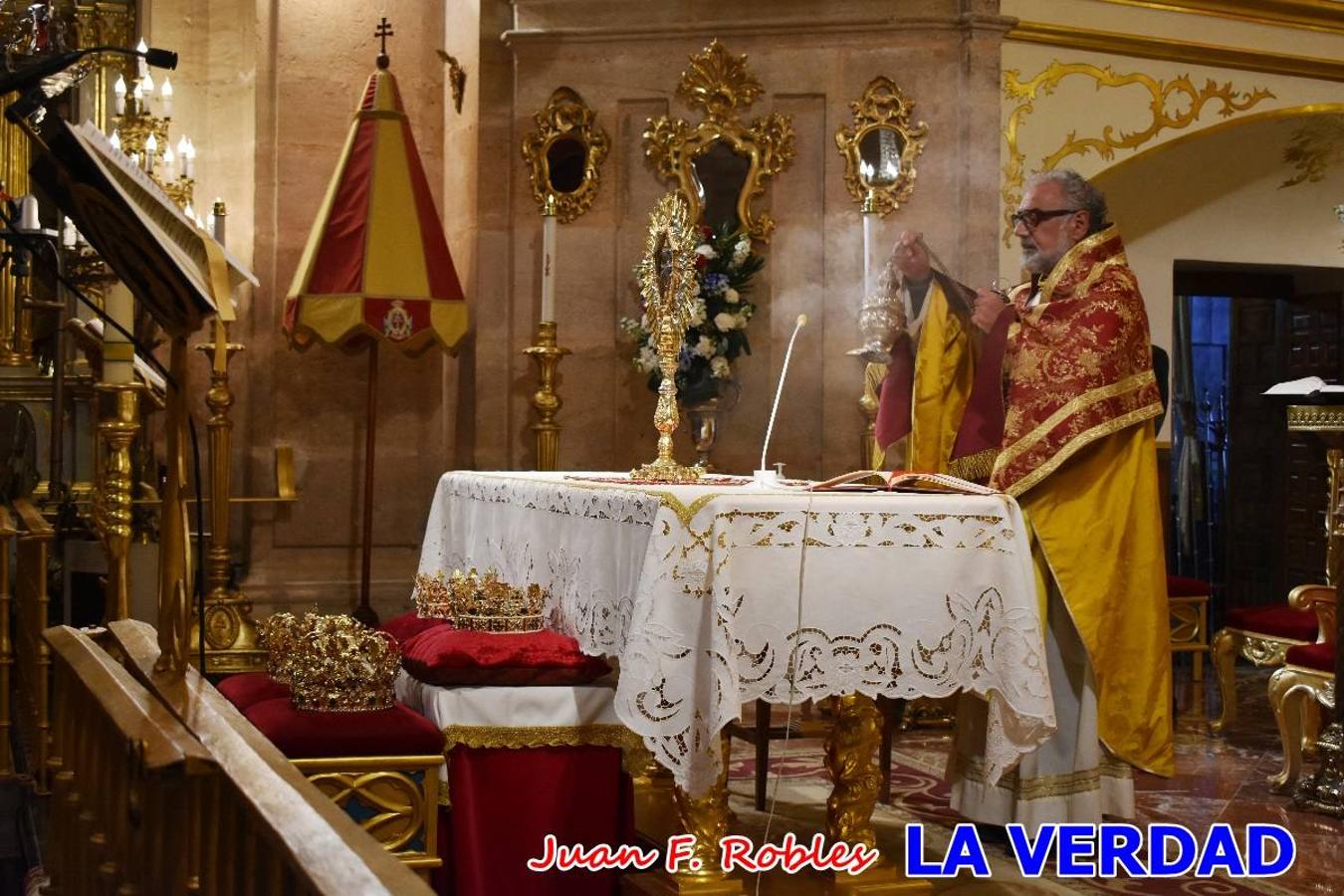 Los nuevos Reyes Cristianos, Roberto Mateo y Patricia Fernández, han sido coronados esta mañana en una celebración que ha tenido lugar en la basílica de la Vera Cruz durante la tradicional Misa de Bendición de Banderas del Bando Cristiano. Quienes encarnarán en las próximas fiestas las egregias figuras de Fernando III El Santo y Doña Beatriz de Suavia recibieron sus coronas en un acto en el que también participaron sus antecesores: Rubén Alonso Bermúdez y Carolain Morales; bajo la atenta mirada de los Infantes de Castilla, los hermanos Sergio y Marta Marín, que también estrenan cargo este año.