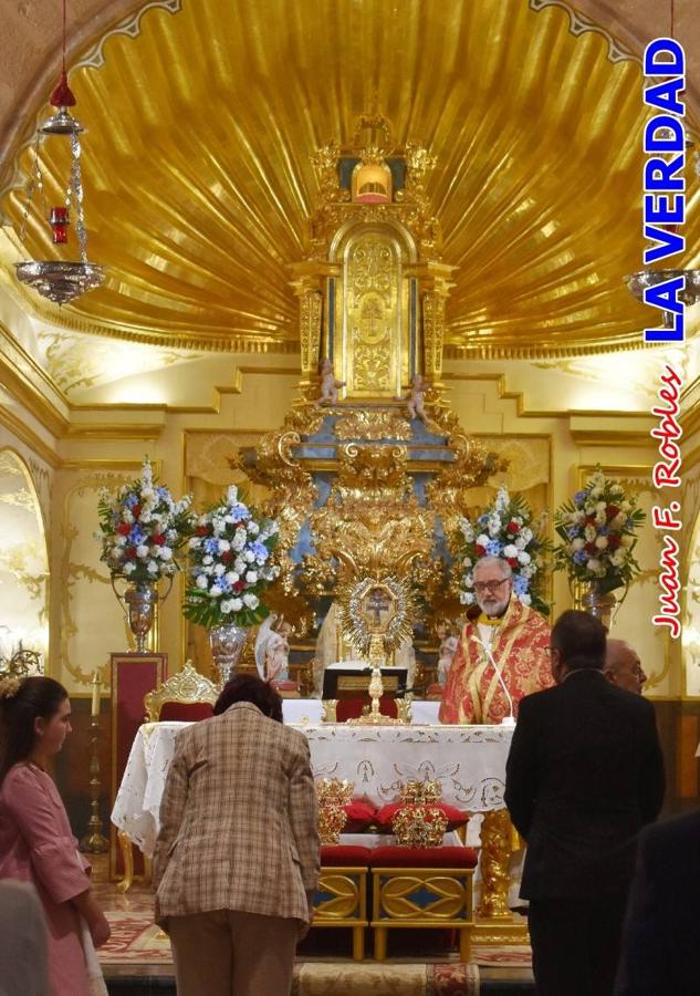 Los nuevos Reyes Cristianos, Roberto Mateo y Patricia Fernández, han sido coronados esta mañana en una celebración que ha tenido lugar en la basílica de la Vera Cruz durante la tradicional Misa de Bendición de Banderas del Bando Cristiano. Quienes encarnarán en las próximas fiestas las egregias figuras de Fernando III El Santo y Doña Beatriz de Suavia recibieron sus coronas en un acto en el que también participaron sus antecesores: Rubén Alonso Bermúdez y Carolain Morales; bajo la atenta mirada de los Infantes de Castilla, los hermanos Sergio y Marta Marín, que también estrenan cargo este año.