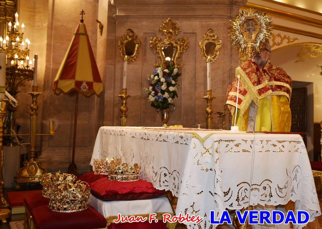 Los nuevos Reyes Cristianos, Roberto Mateo y Patricia Fernández, han sido coronados esta mañana en una celebración que ha tenido lugar en la basílica de la Vera Cruz durante la tradicional Misa de Bendición de Banderas del Bando Cristiano. Quienes encarnarán en las próximas fiestas las egregias figuras de Fernando III El Santo y Doña Beatriz de Suavia recibieron sus coronas en un acto en el que también participaron sus antecesores: Rubén Alonso Bermúdez y Carolain Morales; bajo la atenta mirada de los Infantes de Castilla, los hermanos Sergio y Marta Marín, que también estrenan cargo este año.