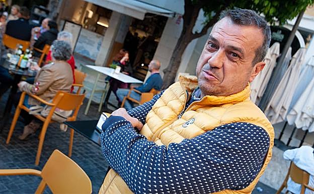 Serge Ambit. Este hostelero, de 52 años, nacido en Tarbes (Pirineo francés), llegó a la Región a trabajar hace 15 años, aunque desde niño había veraneado en Cabo de Palos. Es propietario de La Terraza de Belluga, en Murcia.