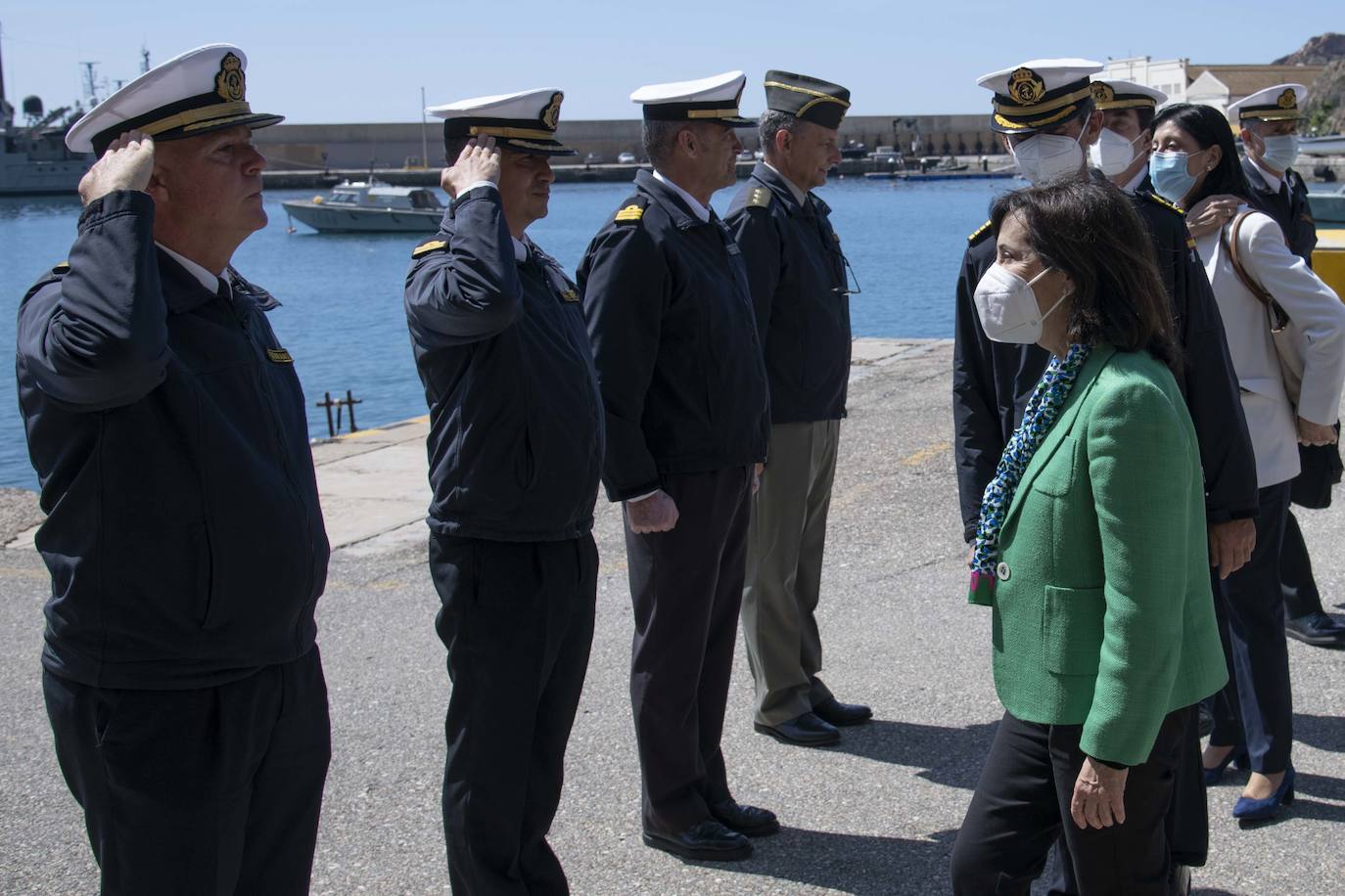 Fotos: La visita de la ministra de Defensa, Margarita Robles, al centro de buceo de la Armada, en imágenes