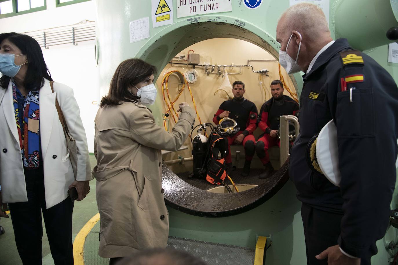 Fotos: La visita de la ministra de Defensa, Margarita Robles, al centro de buceo de la Armada, en imágenes
