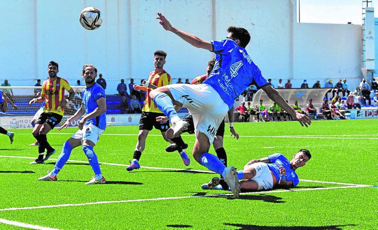 Javi Ramírez intenta ayer un remate acrobático. 