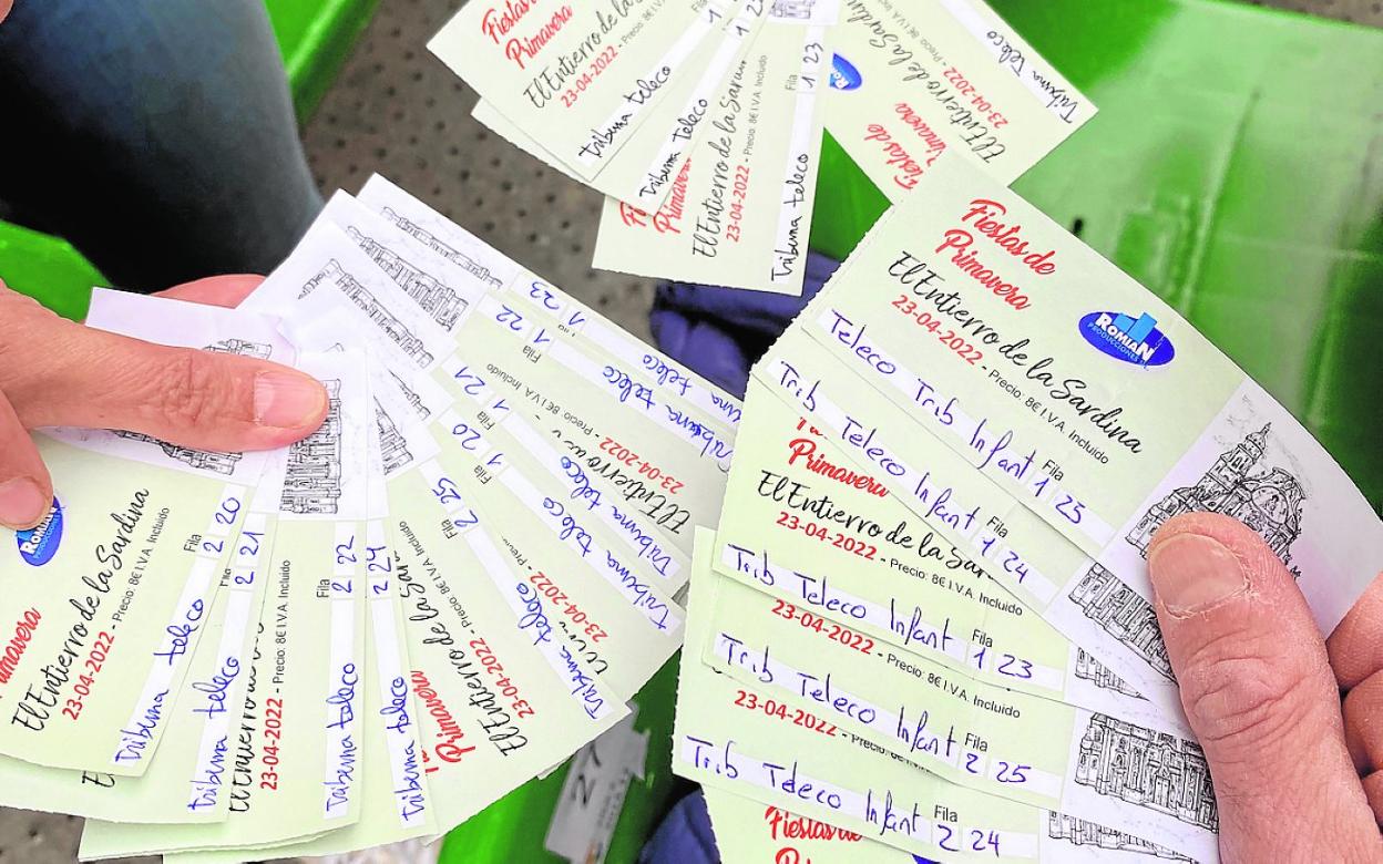 Tres grupos de vecinos se encontraron el sábado en el Infante con los mismos asientos para el Entierro. 