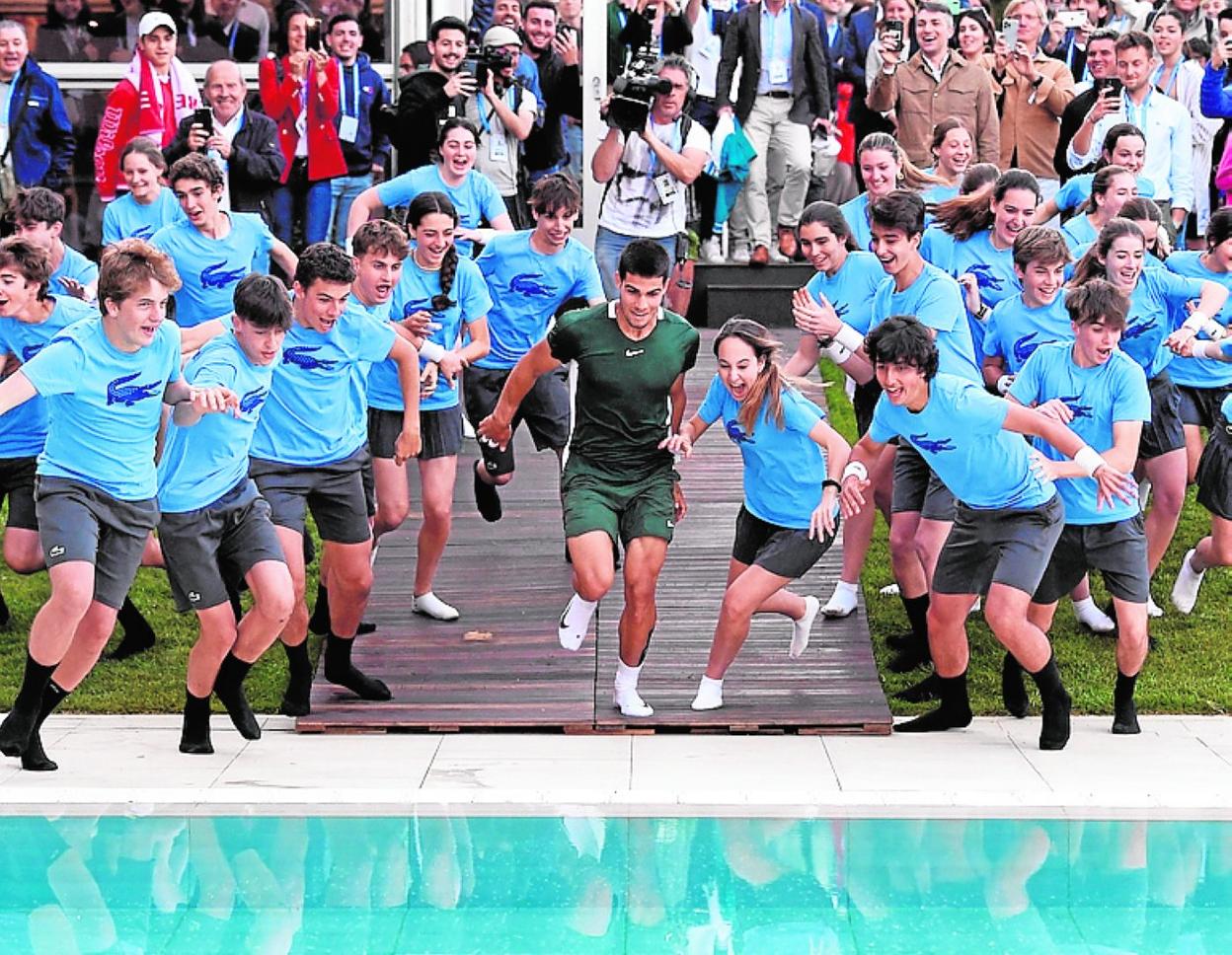 Alcaraz se tira a la piscina del CT Barcelona con los recogepelotas. 