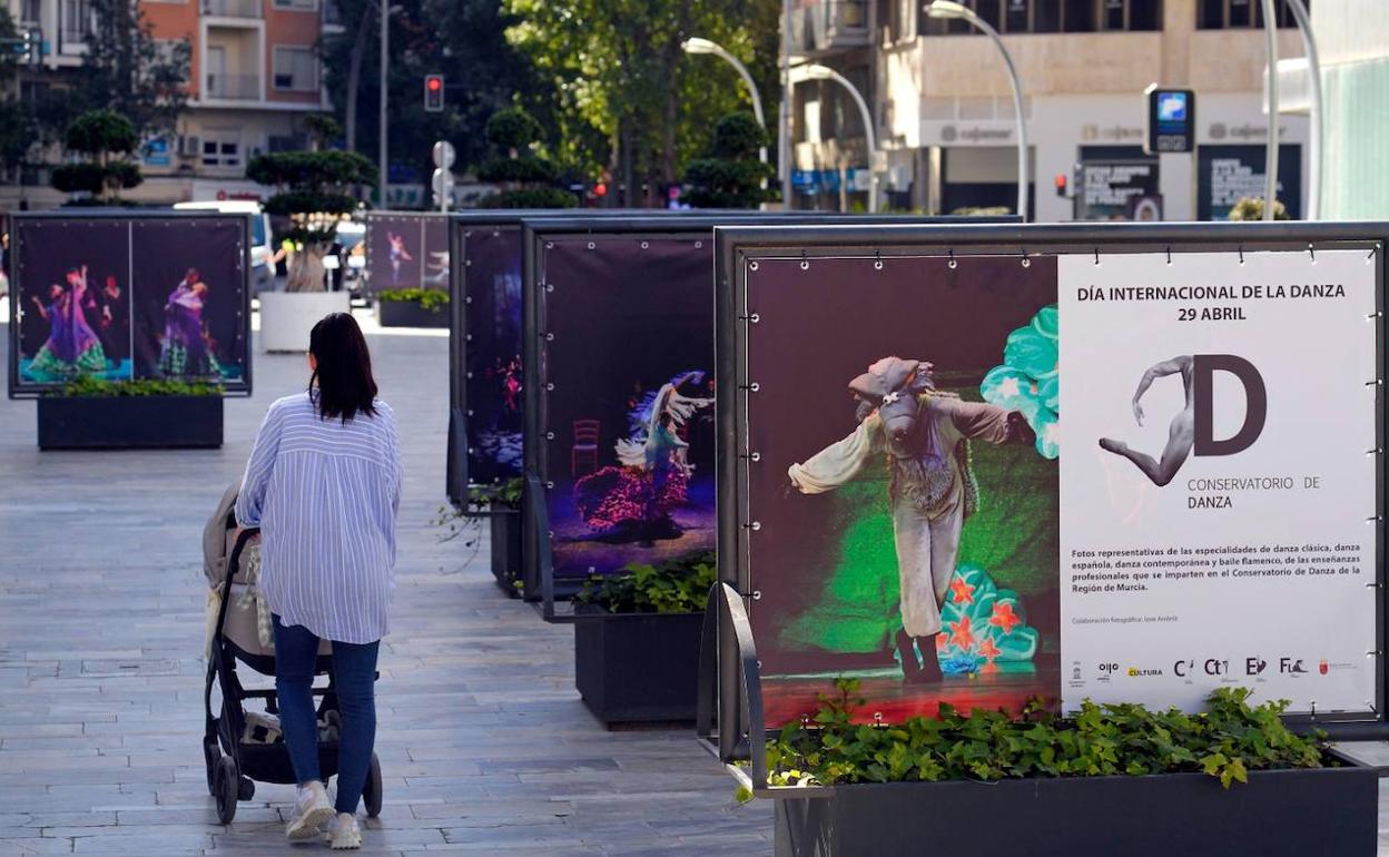 Exposición fotográfica de José Arróniz en la avenida de la Libertad de Murcia 