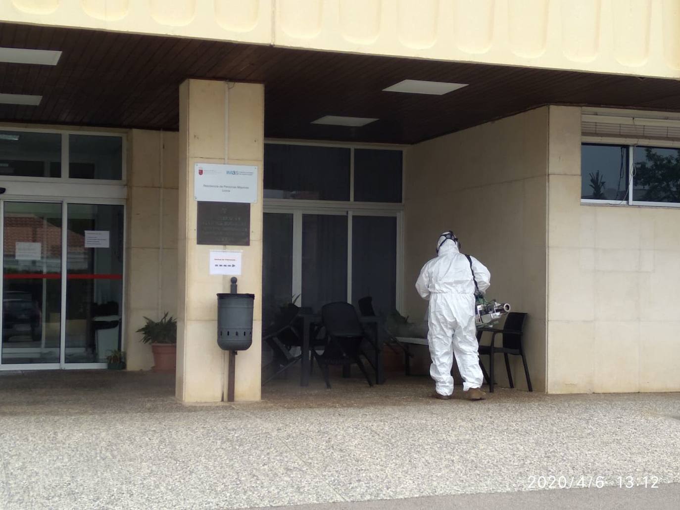Desinfección de la residencia Domingo Sastre de Lorca, durante el confinamiento.