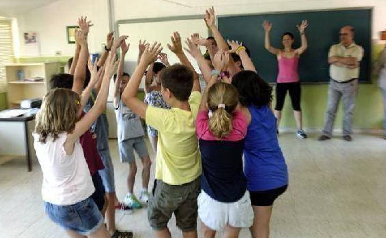 Alumnos disfrutan de una escuela de verano, en una foto de archivo.
