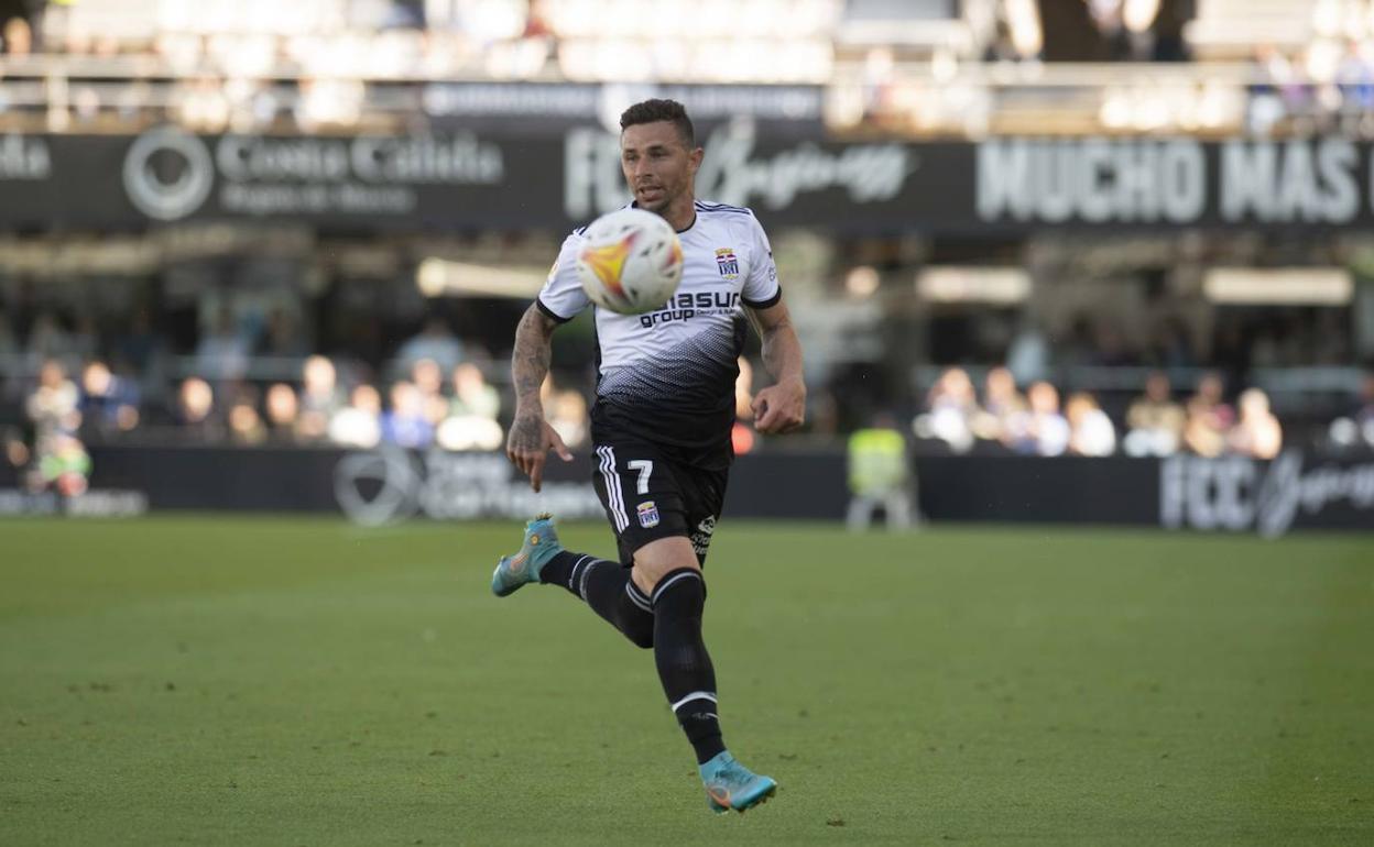 Rubén Castro persigue el balón, en el partido contra el Girona, el pasado domingo.