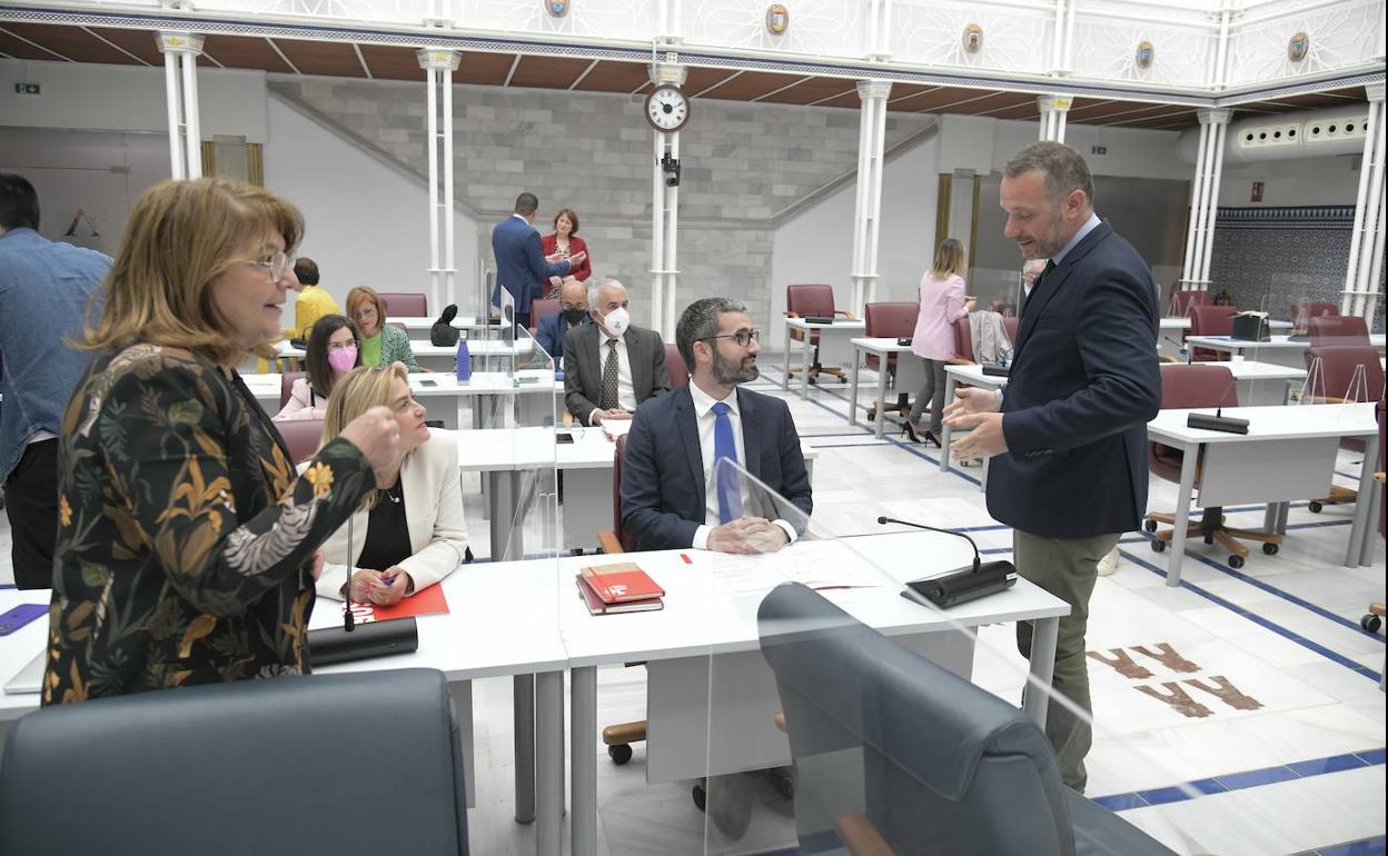 Joaquín Segado charla con Francisco Lucas, en el Pleno de este miércoles.