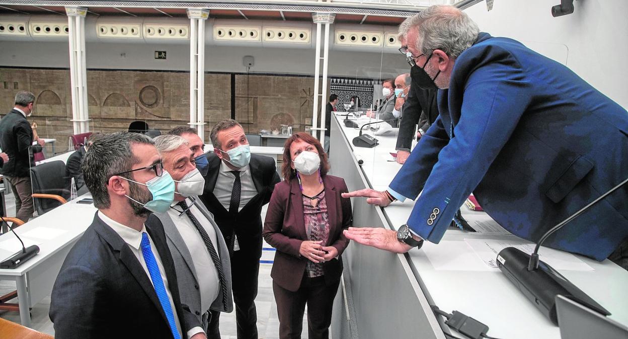 Los cinco portavoces parlamentarios escuchan al presidente, Alberto Castillo, en una sesión plenaria en enero. 