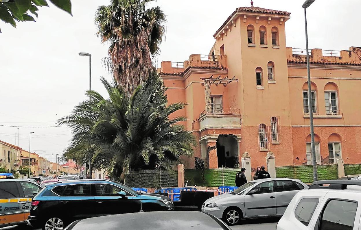 Dos policías locales, ayer en la calle Alfonso X El Sabio, ante un sofá y las vallas que acotan la zona. 