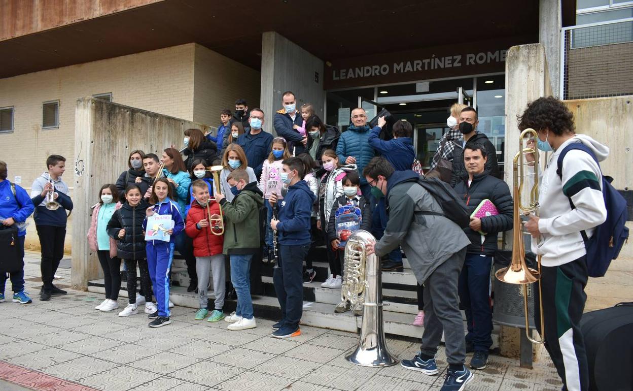 Alumnos del conservatorio de Caravaca de la Cruz posan con sus instrumentos y junto a sus padres, ayer, a la salida del centro. 