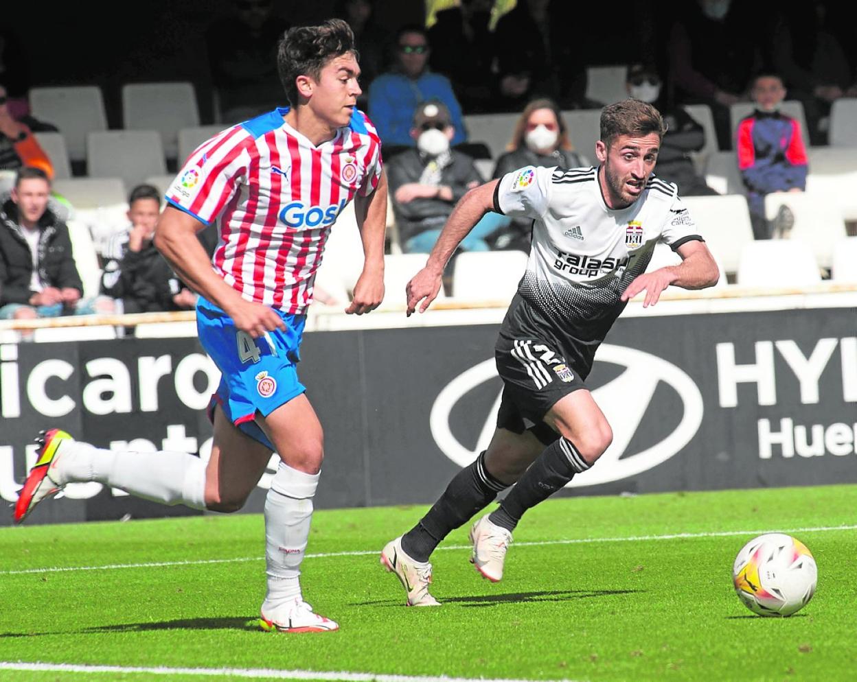 Nacho Gil, que termina contrato, regatea al canterano del Girona Biel Farrés. 