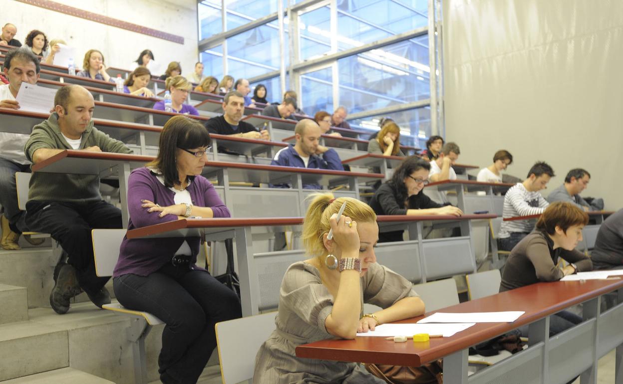 Opositores al Servicio Murciano de Salud, durante un examen en 2019. 