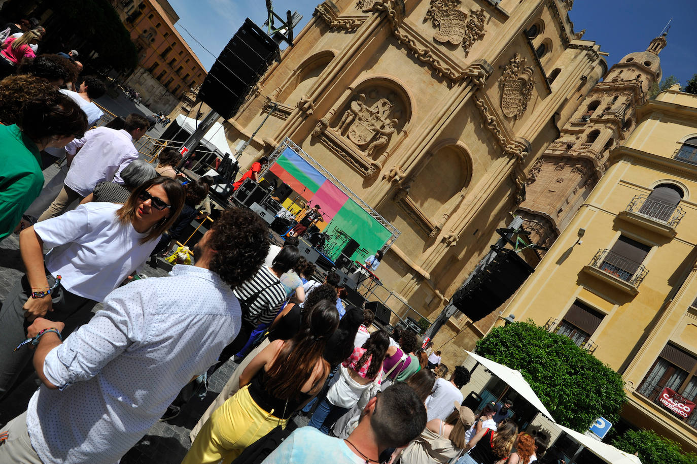 Fotos: Así fueron los bailes mañaneros del Warm Up en la plaza de la Universidad y de los Apóstoles