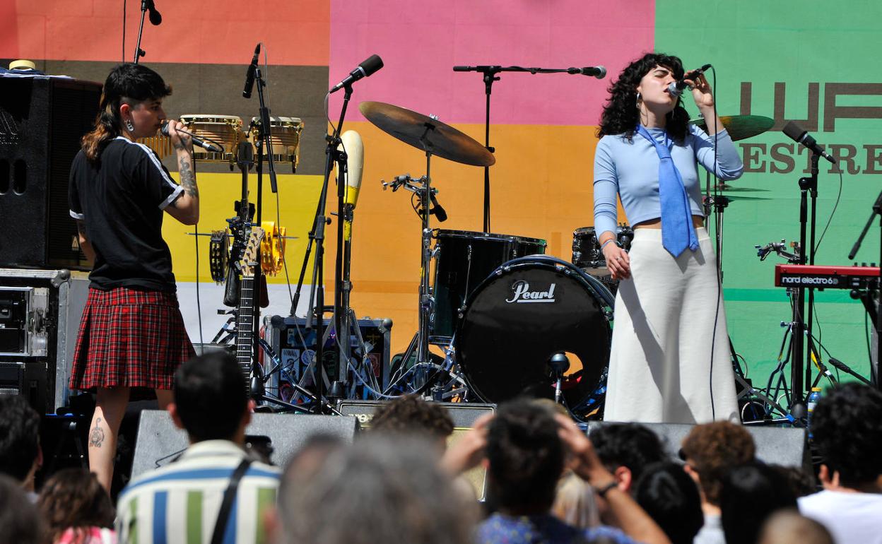 Amore en el concierto en la Plaza Apóstoles.