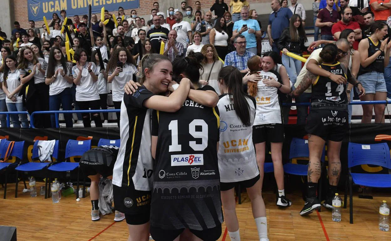 Las jugadoras del Jairis celebran el pase a la final tras ganar este sábado al Alcobendas en el pabellón Fausto Vicent de Alcantarilla.