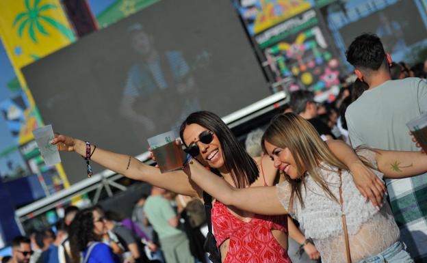 Dos chicas disfrutando del festival este sábado. 