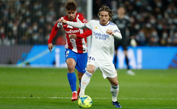 Modric, en la imagen ante Griezmann, sigue siendo la brújula del Real Madrid. 