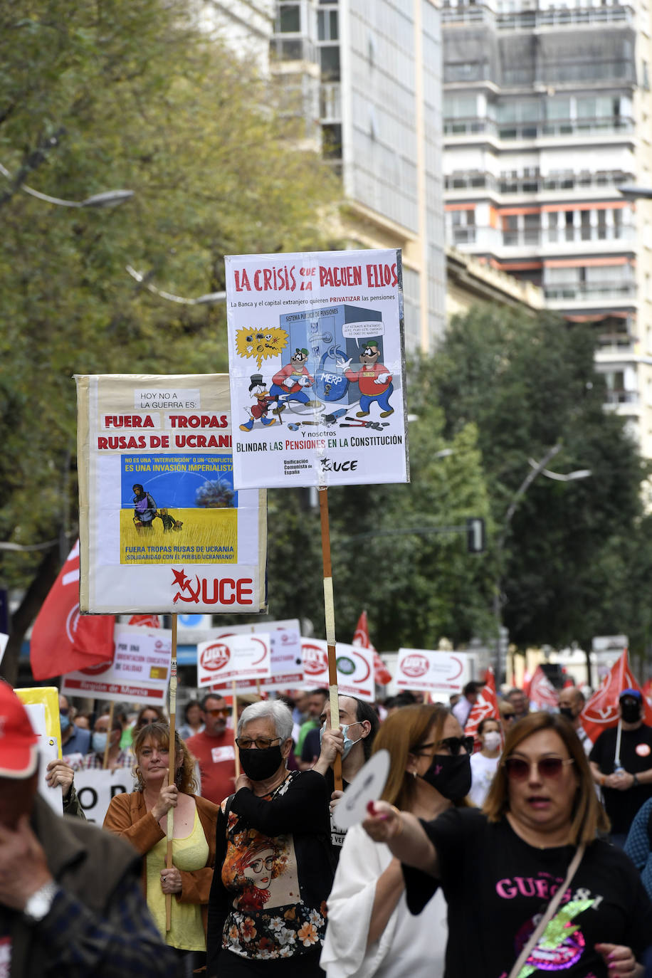Fotos: Miles de personas se echan a la calle en Murcia para exigir subidas salariales