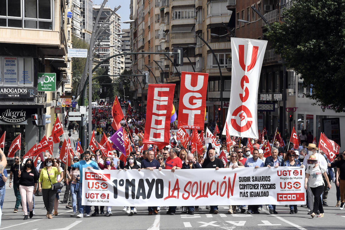 Fotos: Miles de personas se echan a la calle en Murcia para exigir subidas salariales
