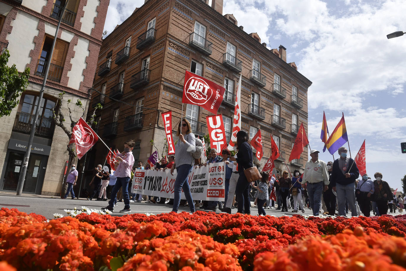 Fotos: Miles de personas se echan a la calle en Murcia para exigir subidas salariales
