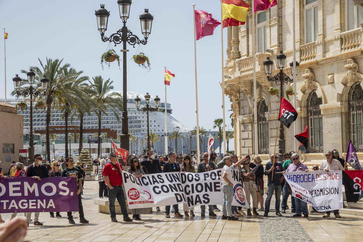 Fotos: Trabajadores y sindicatos exigen en Cartagena medidas urgentes ante la inflación y actualizar los convenios