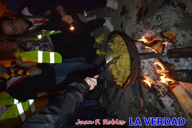 La peña «Los Mataos» logró por tercera vez alzarse con el primer premio del Concurso de la Noche de las Migas en la categoría de peñas; entre los grupos de vecinos del Hoyo, el primer puesto fue la peña «La Cruz». 